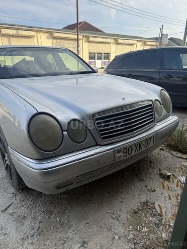 Mercedes E 200-1