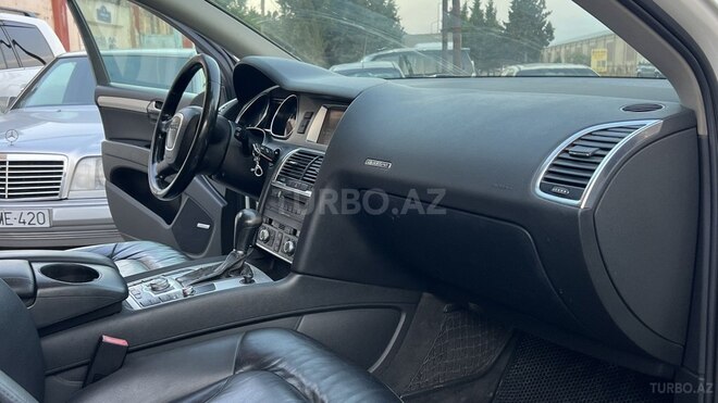 Audi Q7-11