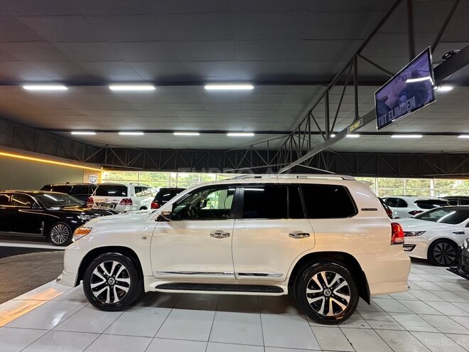 Toyota Land Cruiser-9