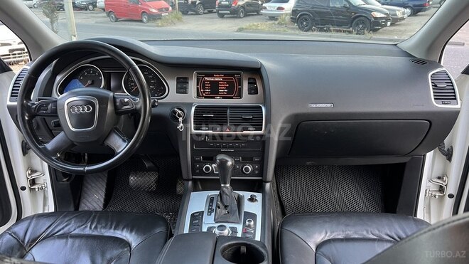 Audi Q7-12