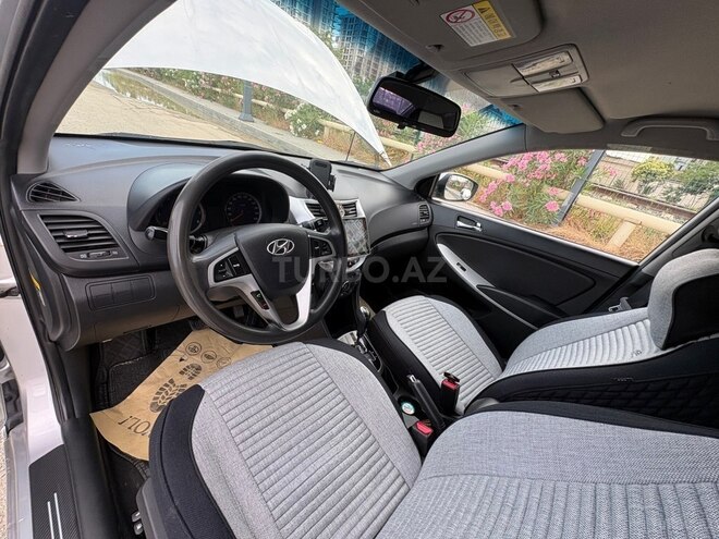 Hyundai Accent-11
