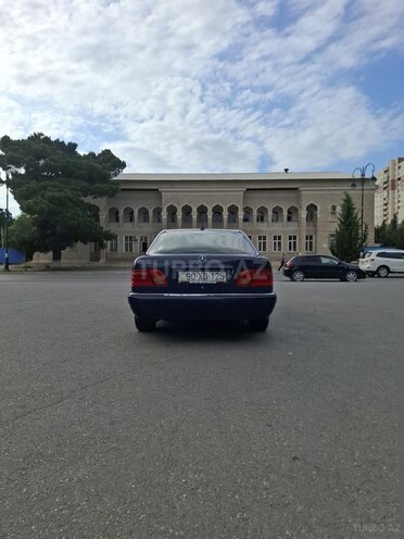 Mercedes E 240-4