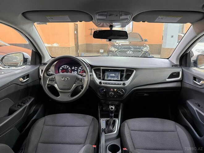 Hyundai Accent-11