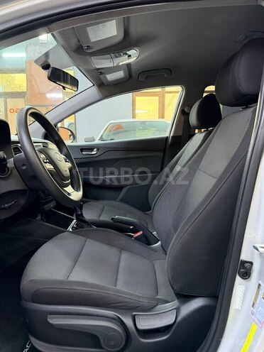 Hyundai Accent-14
