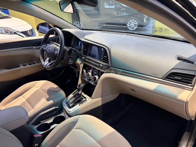 Hyundai Elantra-16