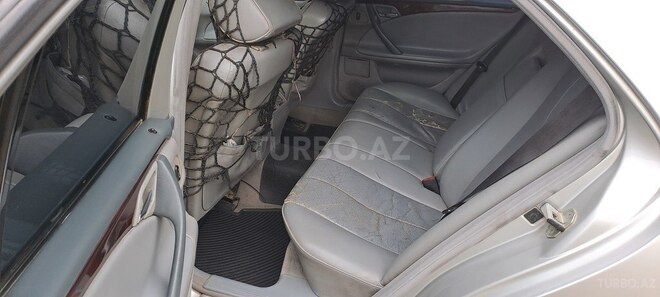 Mercedes E 270-9