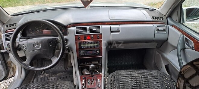 Mercedes E 270-4