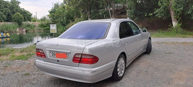 Mercedes E 270-3