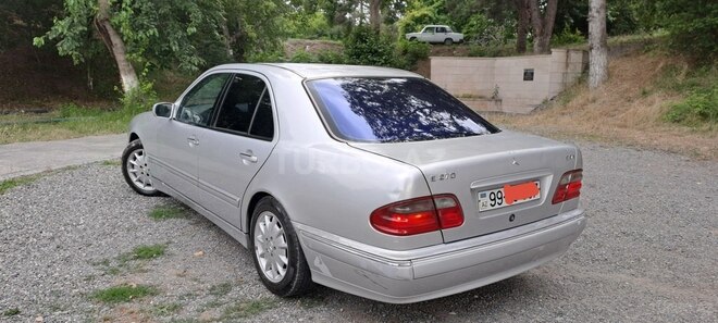 Mercedes E 270-2