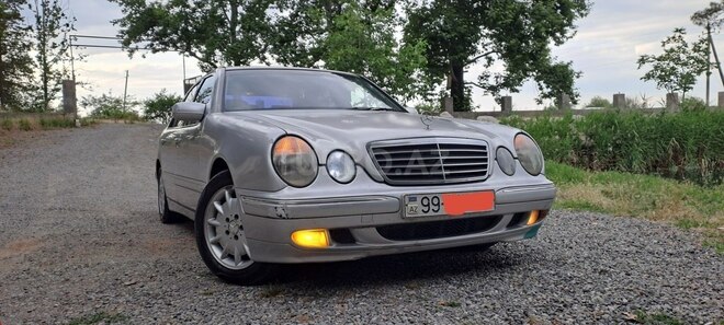 Mercedes E 270-1