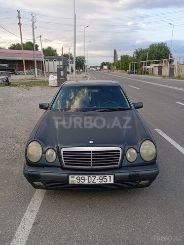 Mercedes E 200-1