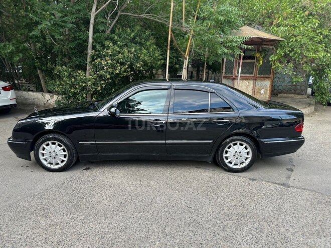 Mercedes E 220-11