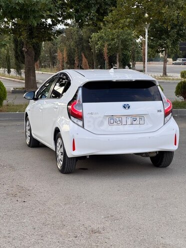 Toyota Aqua-5