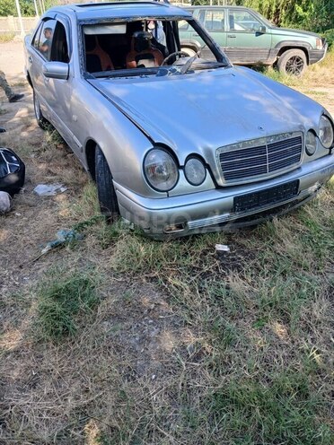 Mercedes E 200-2