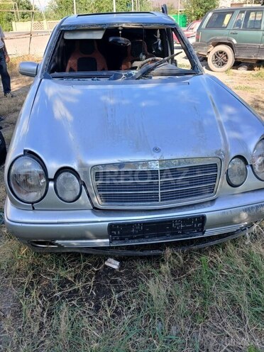 Mercedes E 200-1
