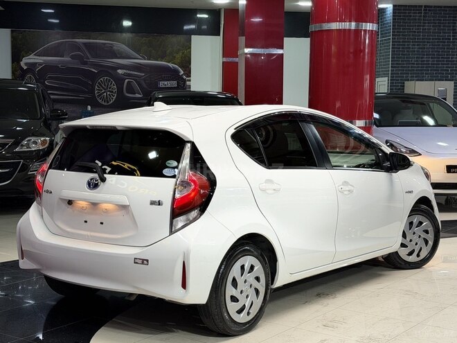 Toyota Aqua-5