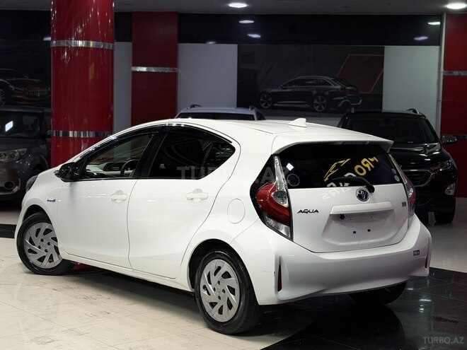 Toyota Aqua-13