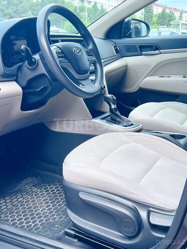 Hyundai Elantra-6