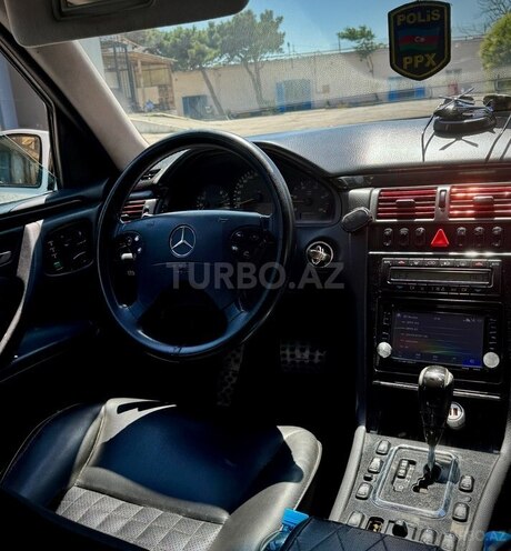 Mercedes E 320-9