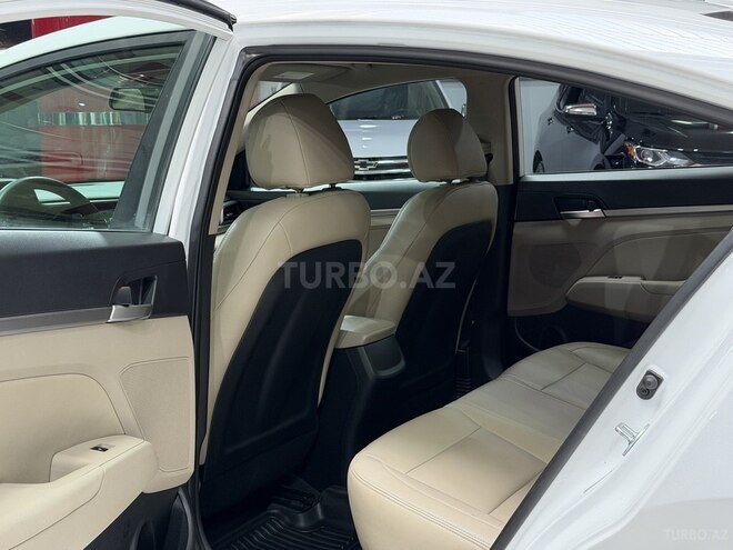 Hyundai Elantra-12