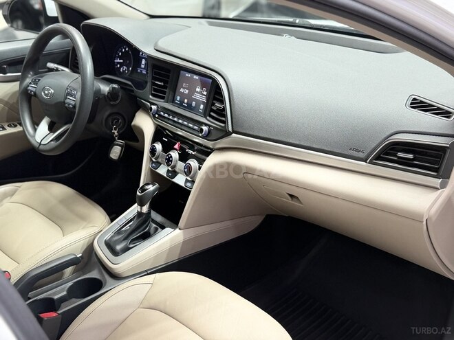 Hyundai Elantra-13