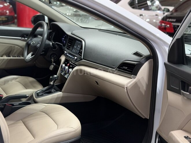 Hyundai Elantra-14