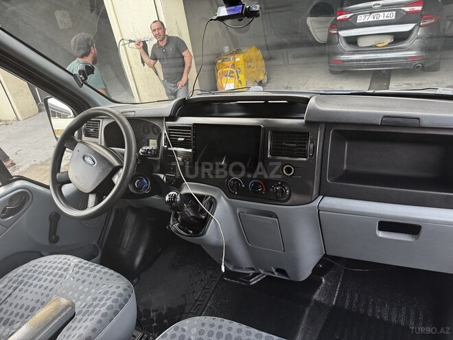 Ford Transit-9