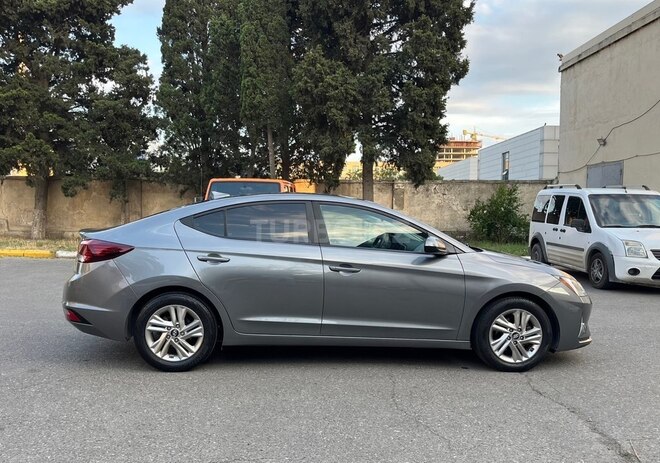 Hyundai Elantra-12