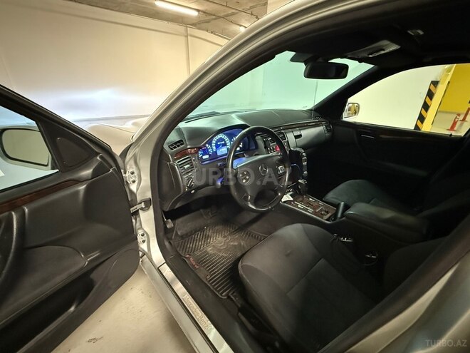 Mercedes E 220-11