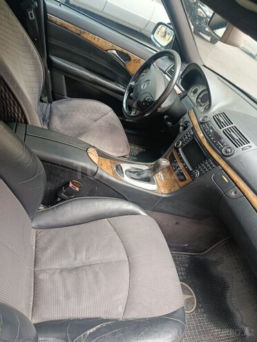 Mercedes E 220-11