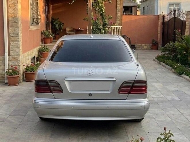 Mercedes E 230-5
