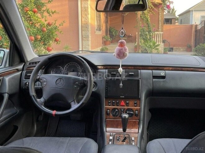Mercedes E 230-3