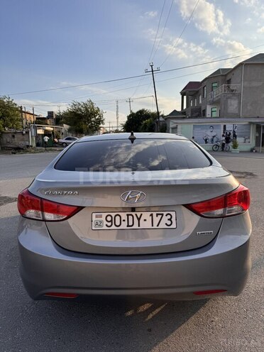 Hyundai Elantra-4