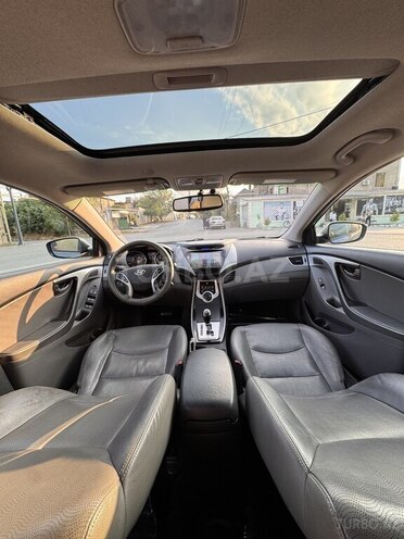 Hyundai Elantra-9