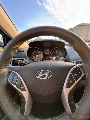 Hyundai Elantra-12