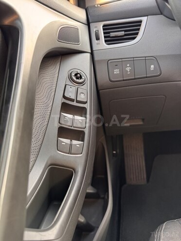 Hyundai Elantra-13