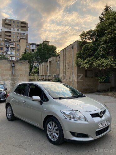 Toyota Auris-1
