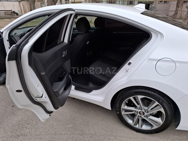 Hyundai Elantra-4