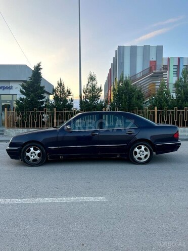 Mercedes E 200-11