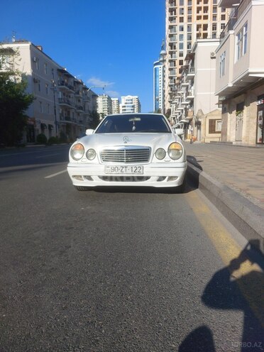 Mercedes E 240-1