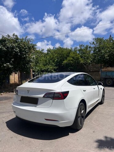 Tesla Model 3-4