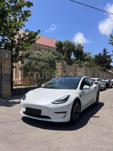 Tesla Model 3-1
