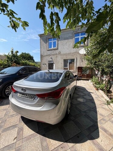 Hyundai Elantra-2