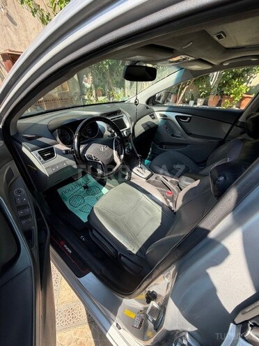 Hyundai Elantra-4