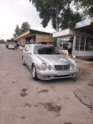 Mercedes E 240-1