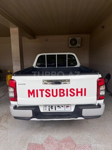 Mitsubishi L200-2