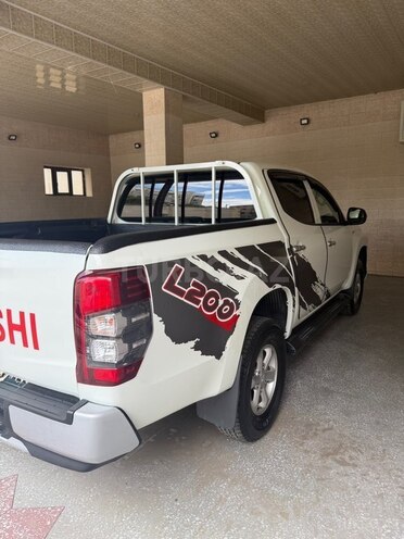 Mitsubishi L200-8