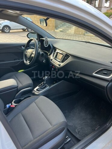 Hyundai Accent-12
