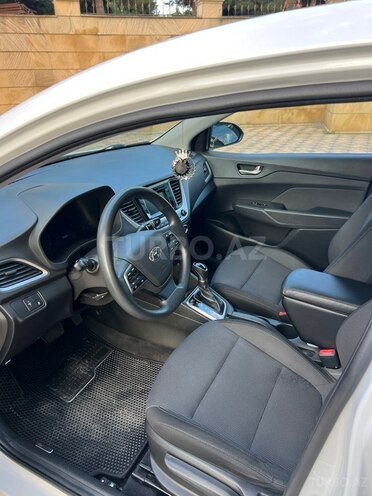 Hyundai Accent-11