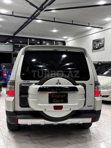 Mitsubishi Pajero-6